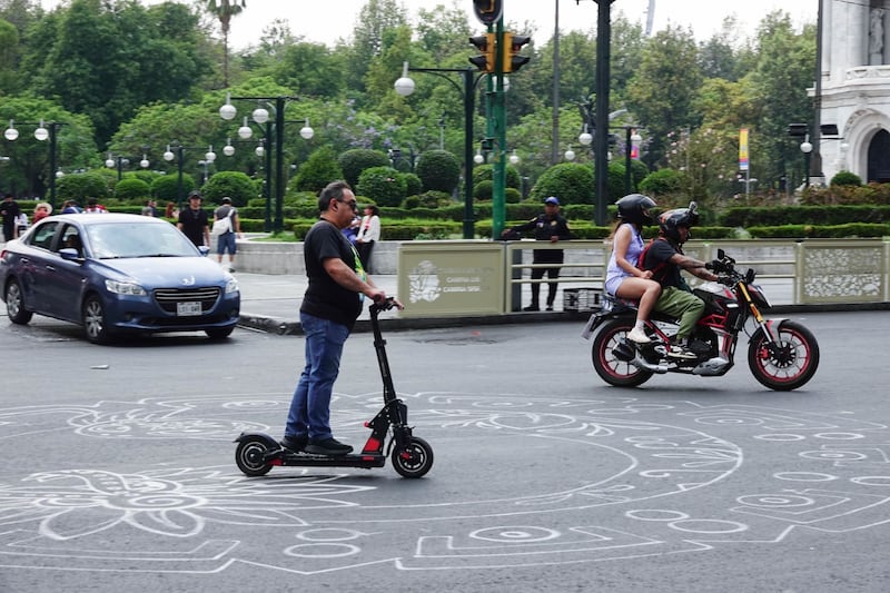 A partir del 1 de septiembre de 2026, los vehículos eléctricos personales de mayor velocidad, como algunos scooters, deberán contar con placas y licencia para circular en la capital, como parte de las reformas al Reglamento de Tránsito y la Ley de Movilidad impulsadas por el Gobierno de la Ciudad de México para reforzar la seguridad vial.