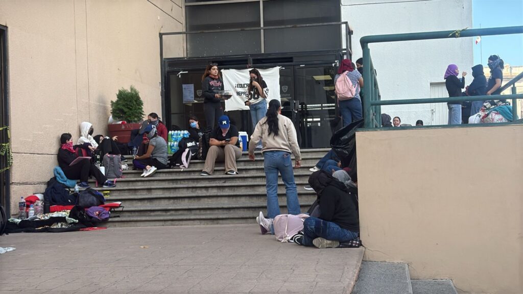 Normalistas de Saucillo mantienen protesta por plazas definitivas