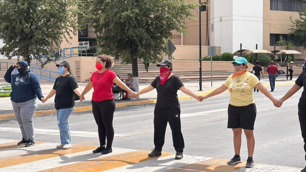 Normalistas bloquean calles del Centro