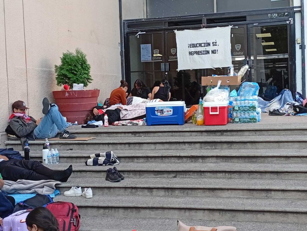 Por tercer día, maestras mantienen tomada Educación