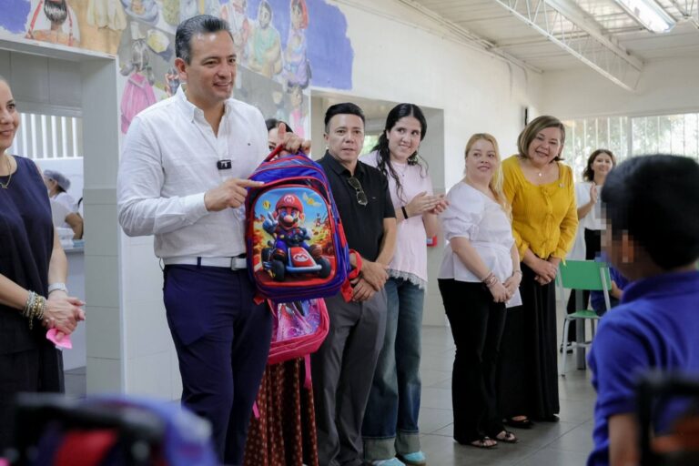 Convive Marco Bonilla con niñas y niños de Granja Hogar