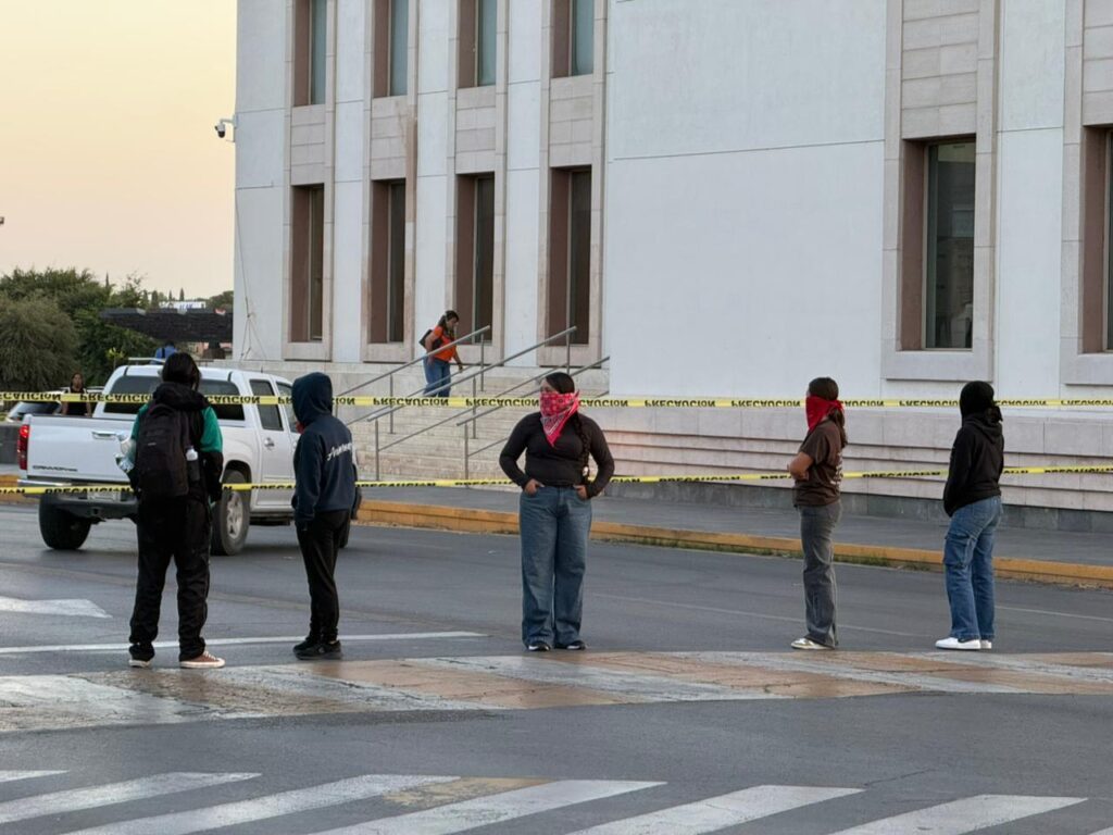 Normalistas bloquean la Carranza por cuarto día y exigen asignación de plazas