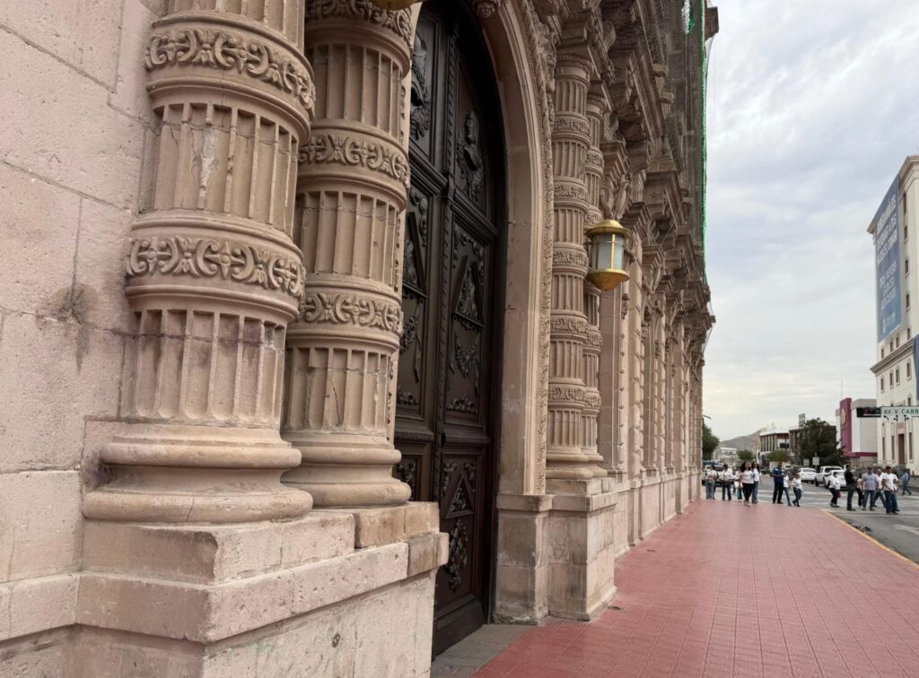 Protestan trabajadores de la UACH y llegan hasta Palacio de Gobierno