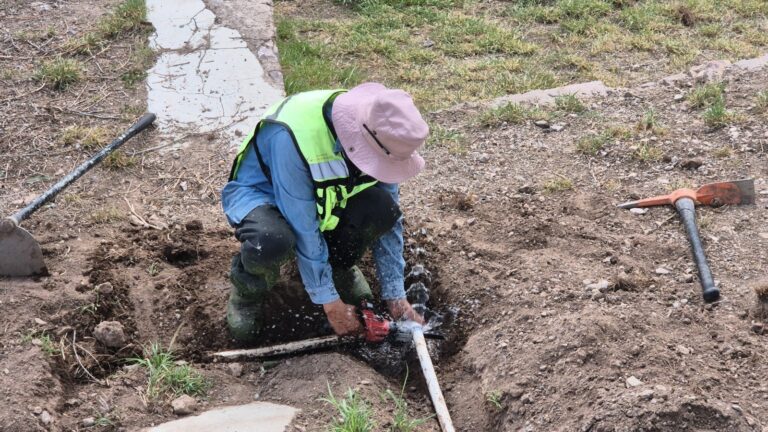 Rehabilitan sistema de riego del parque Santa María