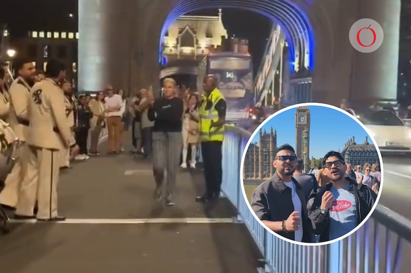 La agrupación fue retirada del Tower Bridge de Londres por brindar una presentación improvisada en la vía pública.