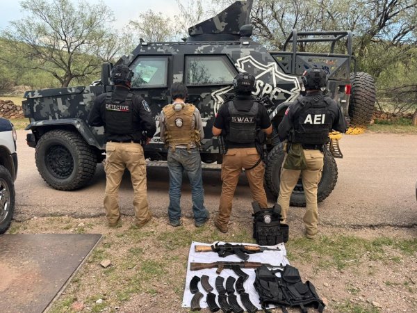 Detienen a adolescente con armas largas 