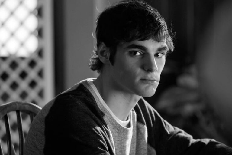El actor interpretó a Walter White Jr. durante la serie Braking Bad, peronsaje que padecía una parálisis cerebral.