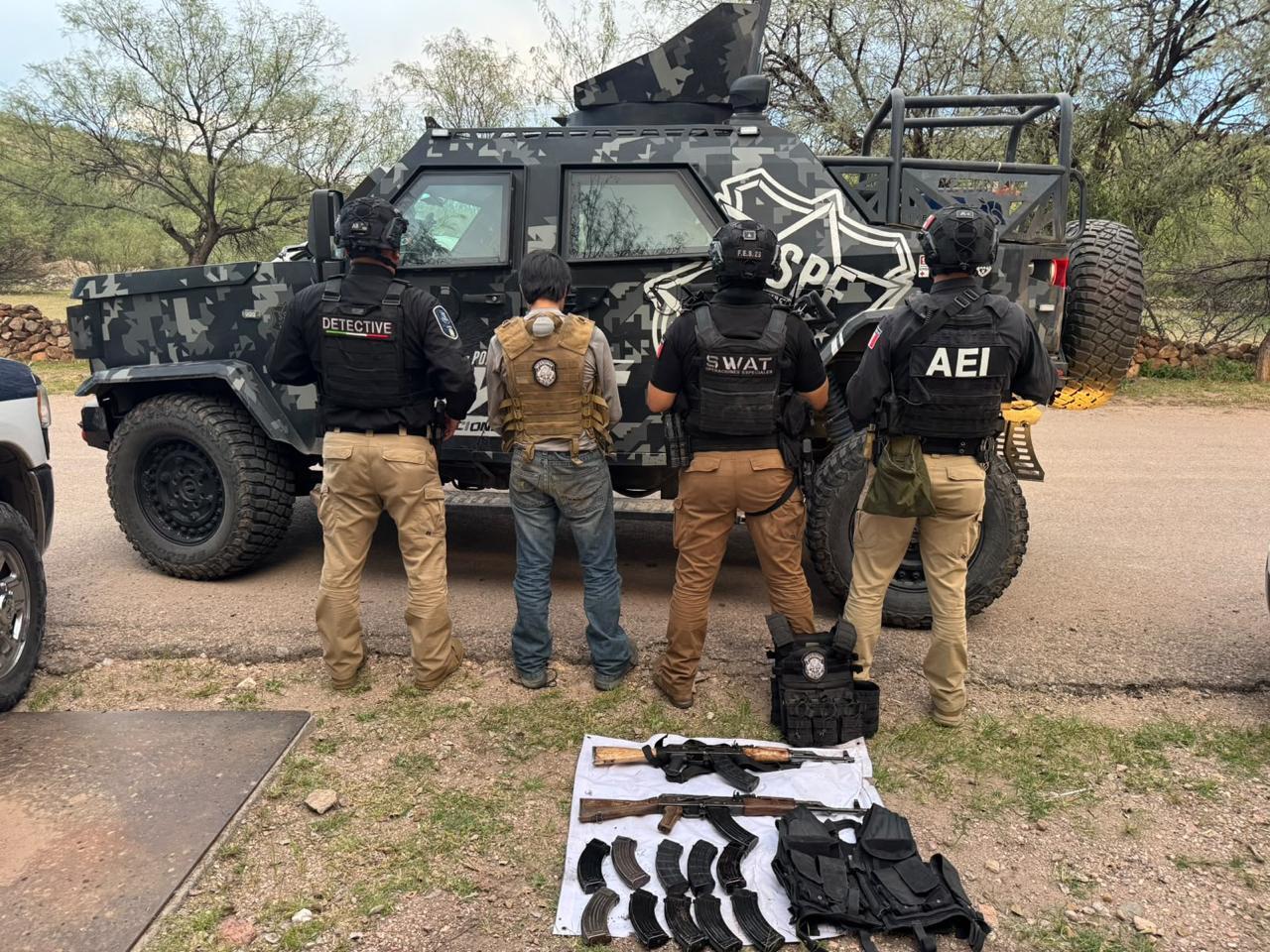 Detienen a adolescente con armas largas 
