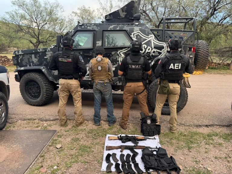 Detienen a adolescente con armas largas 