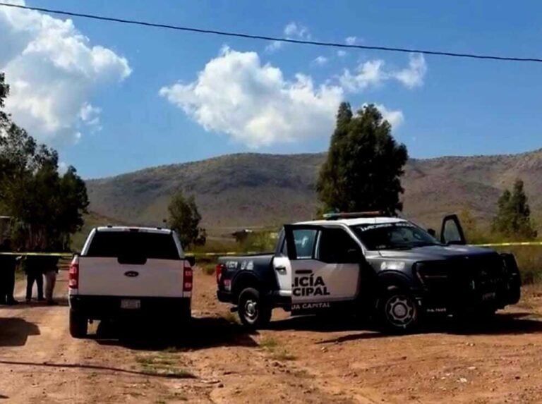 Hallan cuerpo encobijado en tramo a Juárez