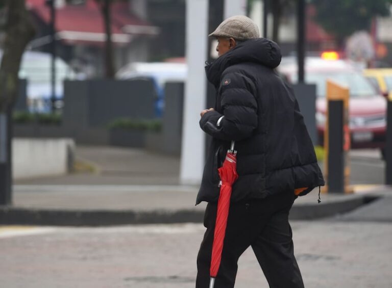 Se registran bajas temperaturas en el Valle de Toluca, así como lluvias durante el día, ante esto la población toma sus medidas como usar varias capas de ropa abrigadora y paraguas.